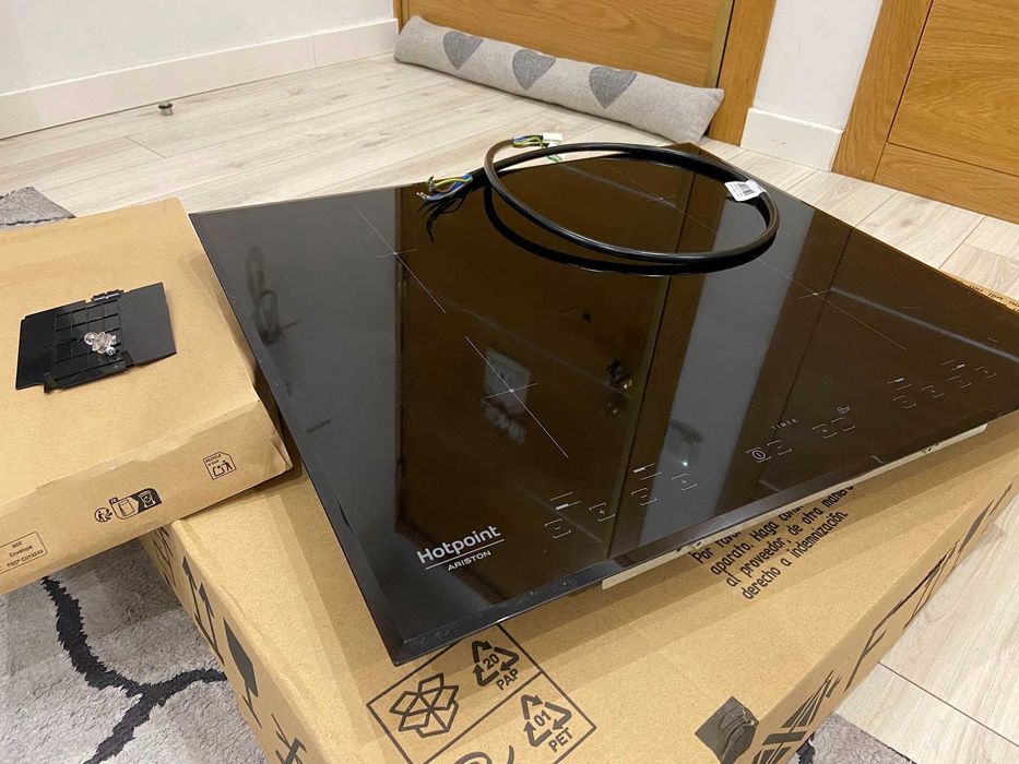 Placa de indução HotPoint Ariston KID 640 B (avariada)