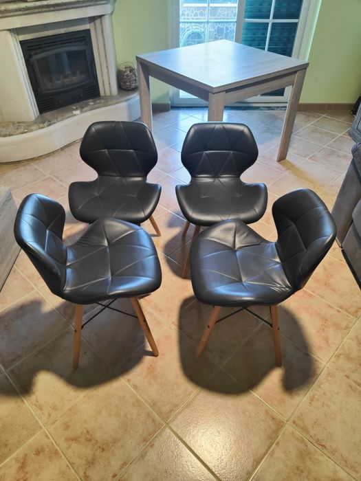 Conjunto Mesa e 4 cadeiras.