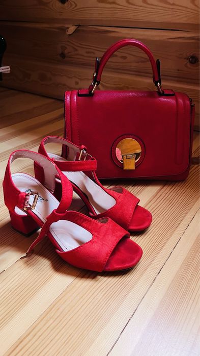 Красива червона сумочка