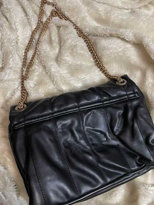 Mala parfois com alça corrente, efeito pele e almofadada