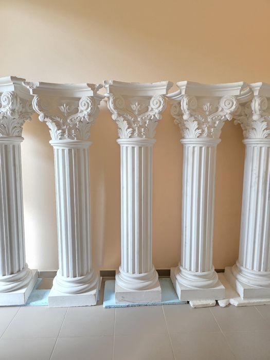 Колони, настінні скульптури