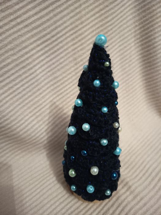 Choinka granatowa wykonana na szydełku
