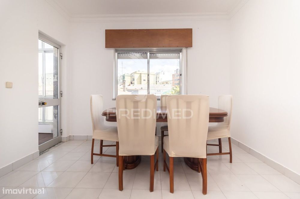 Apartamento T2 com 2 Marquises ,4 Caminhos em Setúbal.
