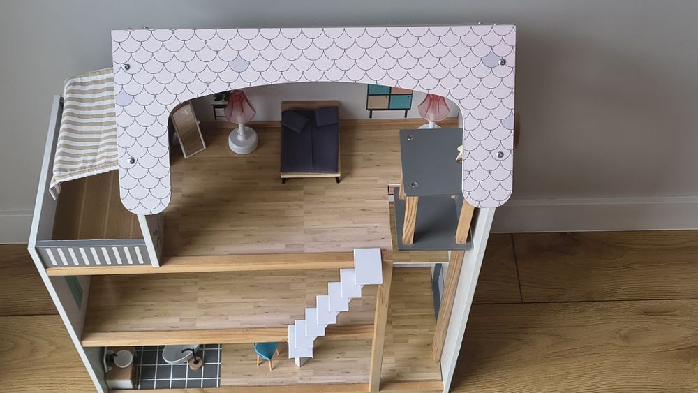 Domek dla lalek z windą i wyposażeniem