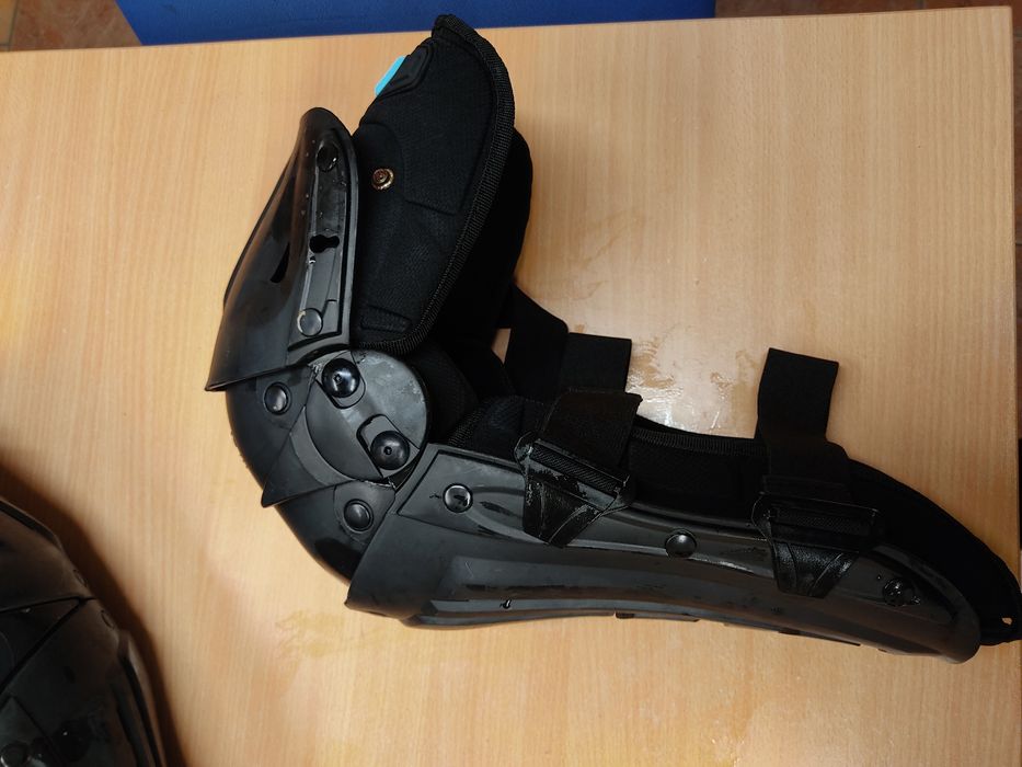 Шарнирные наколенники Raven