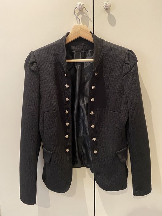 Casaco preto com botões dourados