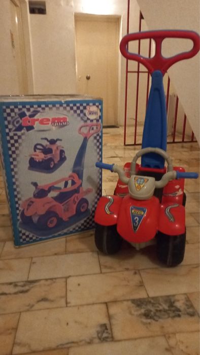 Carrinho manual com puxador