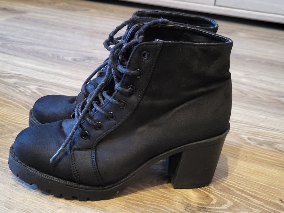 Sznurowane botki na wysokim obcasie House 37