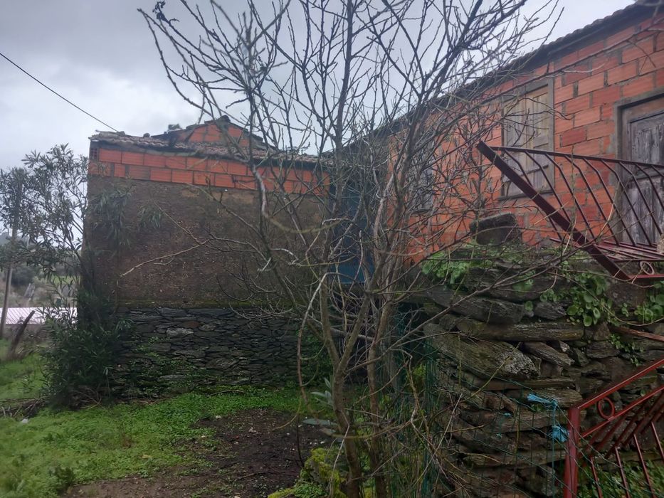 Vende-se Casa com Anexos e Quintal. APROVEITE AGORA.