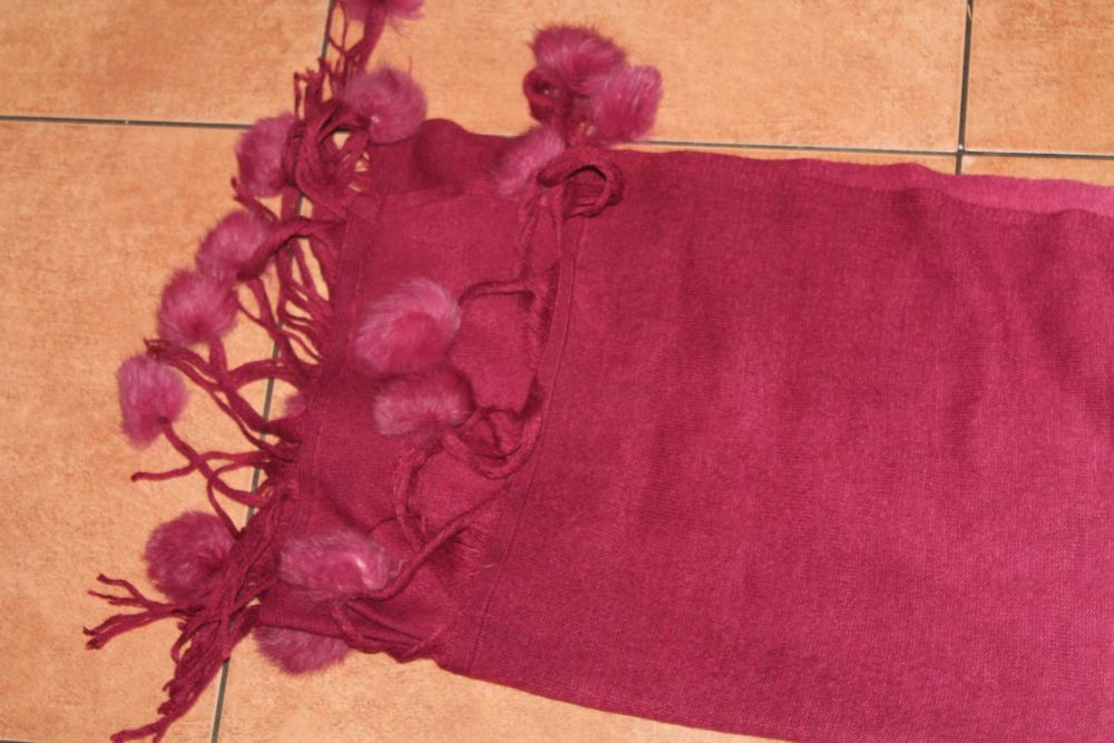 Szalik damski z pomponami