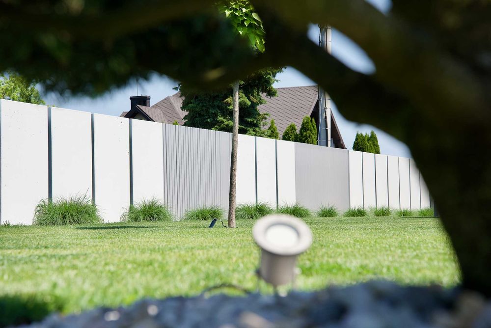 nowoczesne ogrodzenie betonowe elka betonowa mur betonowy przęsła grzebieniowe