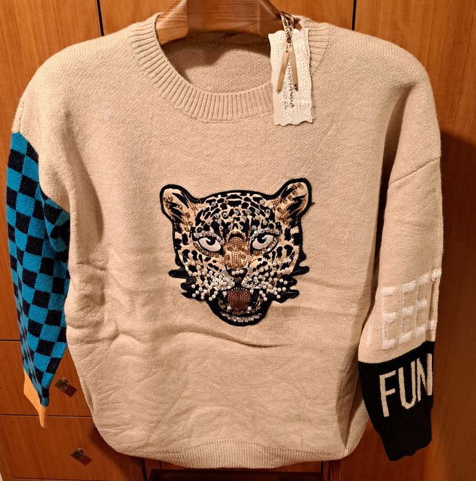 Camisola T.U-Nova com etiqueta- fantasia na Frente