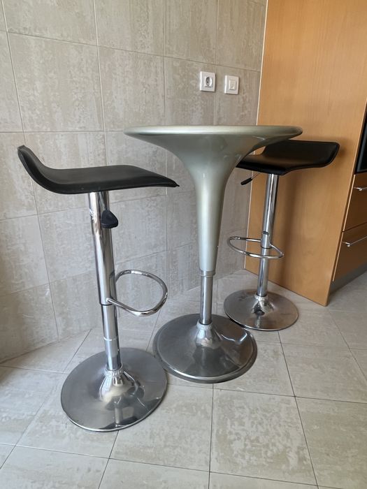 Mesa alta e 2 cadeiras