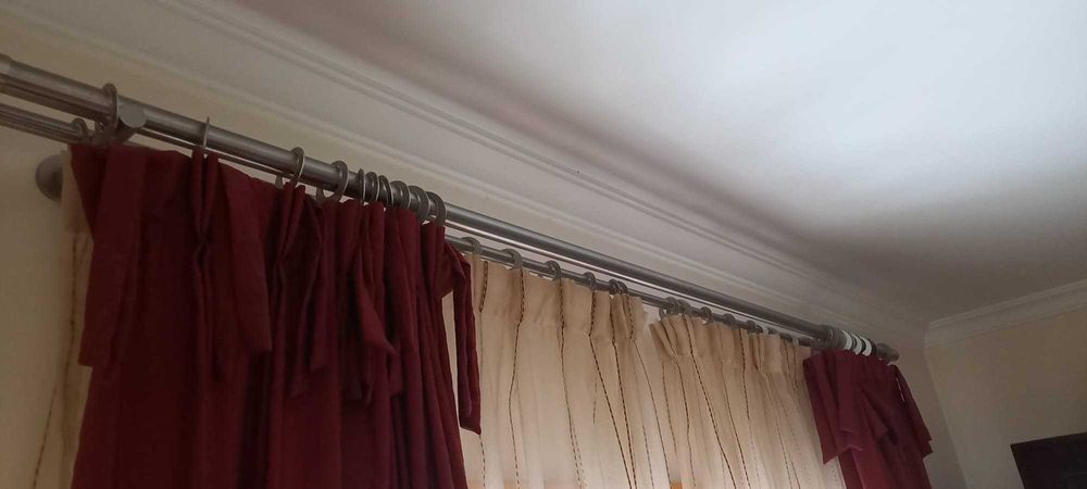 Conjunto de quarto, com cortinados, varão e colcha