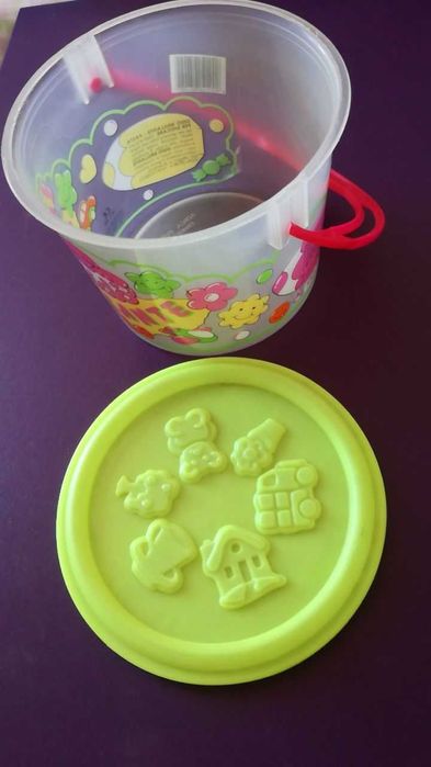 1 balde + 2 regadores + um disco de praia + 1 ancinho + 4 argolas