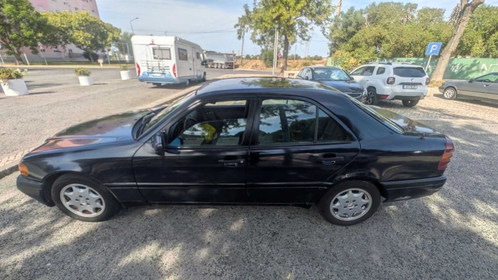 Mercedes 220D. Para restauro