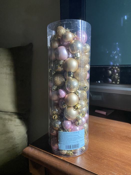 Новорічна ялинка з іграшками та герляндами