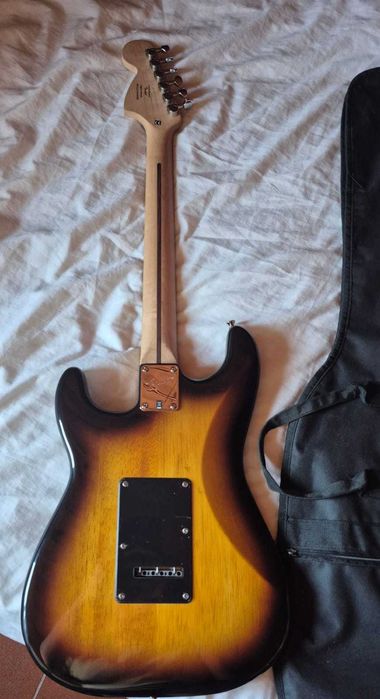 Pack Guitarra Elétrica Squier Stratocaster + Amp Fender Frontman 10G + Capa + Afinador