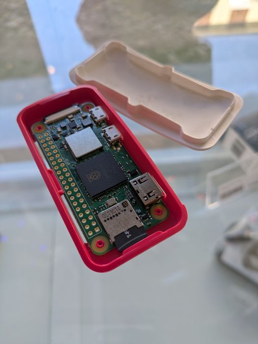 Raspberry Pi Zero 2W com caixa e cartão 32GB