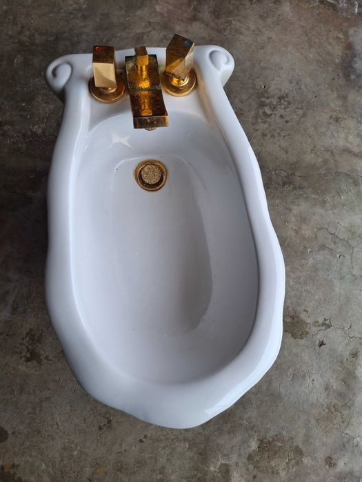 Bidé antigo usado