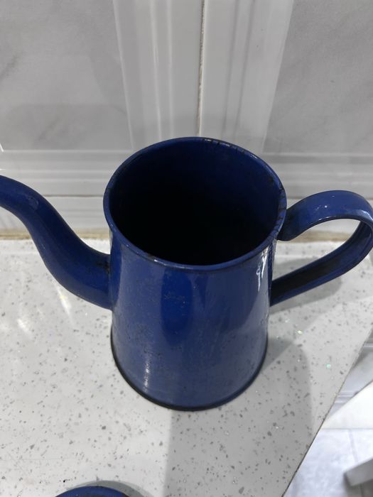 Cafeteira de metal pintado , super antiga. A tampa ja tem umas moças.