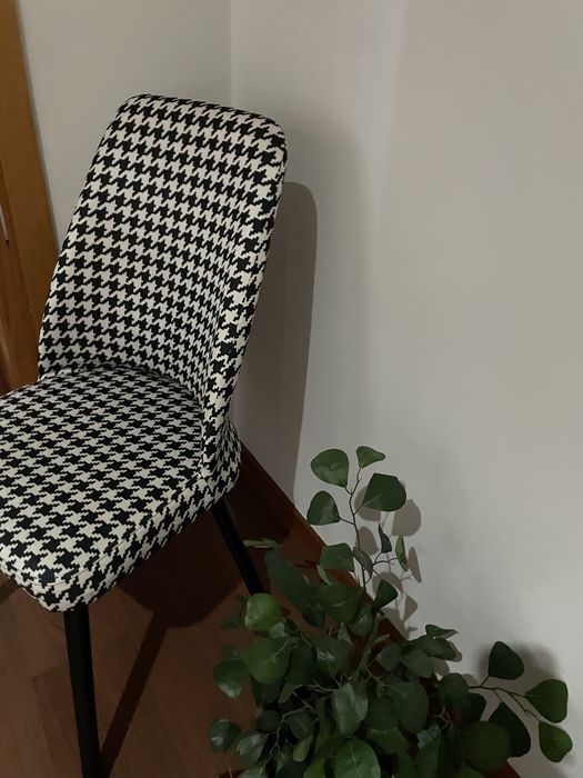 Cadeira em preto e branco