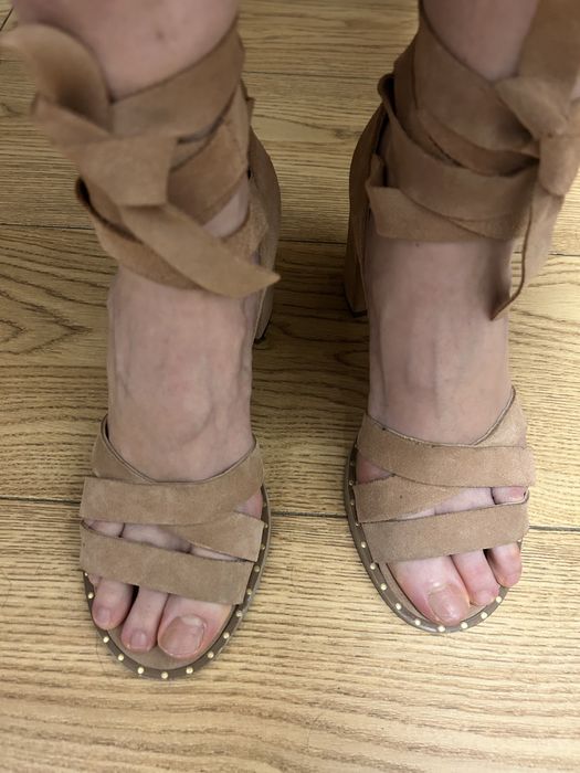 Sandały wiązane obcas słupek ryłko