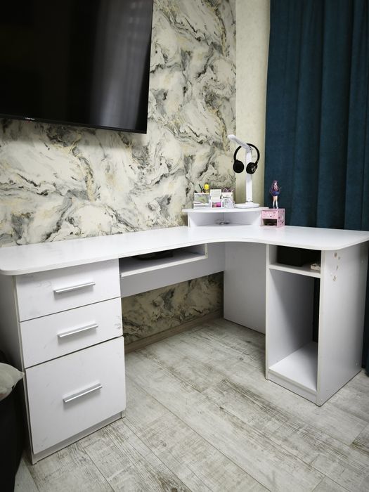Комп'ютерний стіл