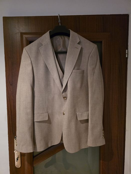 Garnitur beżowy stan jak nowy z kamizelką