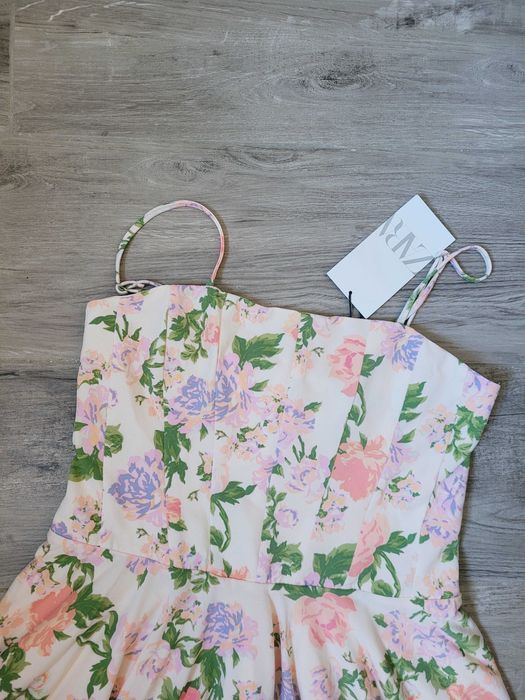 Zwiewna rozkloszowana sukienka Zara pastelowa kwiaty boho gorsetowa