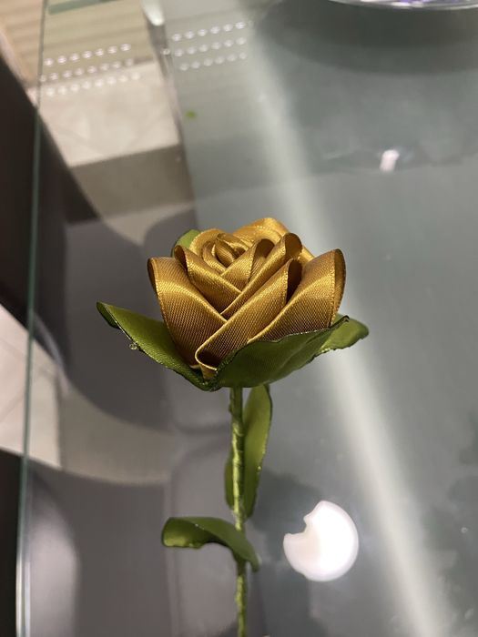 flores feitas com fitas de cetim