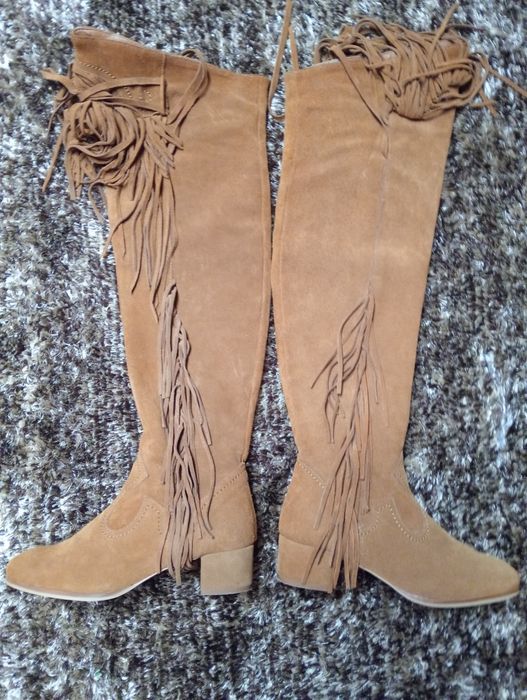 Botas de camurça com fecho