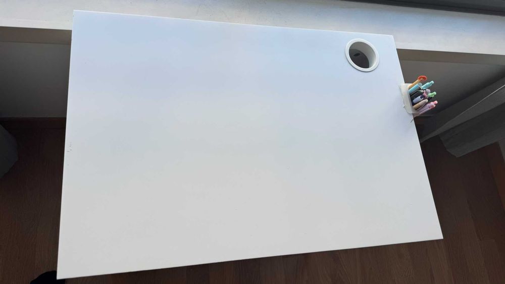 Cadeira  + Secretária branca IKEA 73 × 50 cm – 90 €