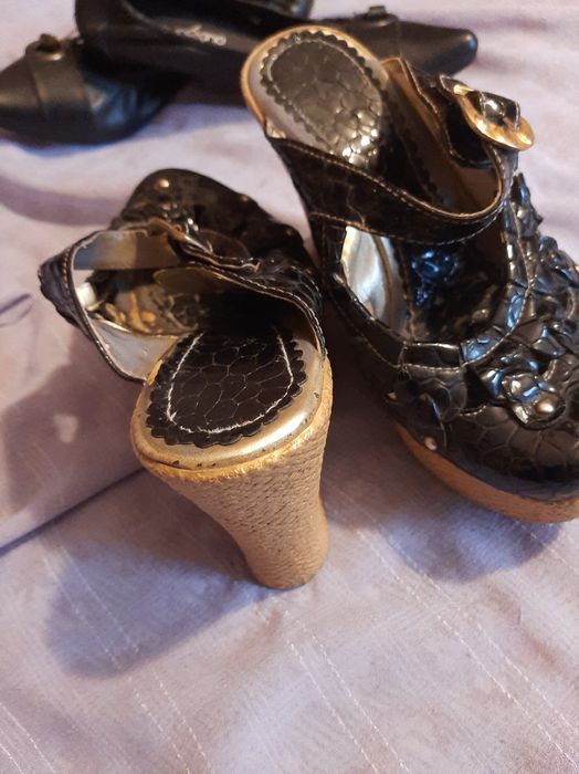 Шльопанці , балетки