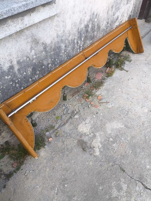 Sanefa clássica estofada em tom mostarda com borlas verdes