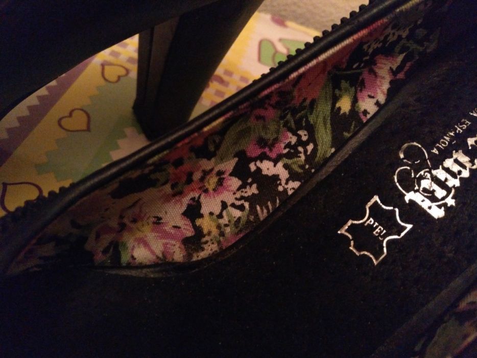 Sapatos Salto Alto Pretos em Pele Sintética