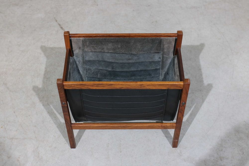 Porta revistas dinamarquês da década de 70 em pau santo e couro