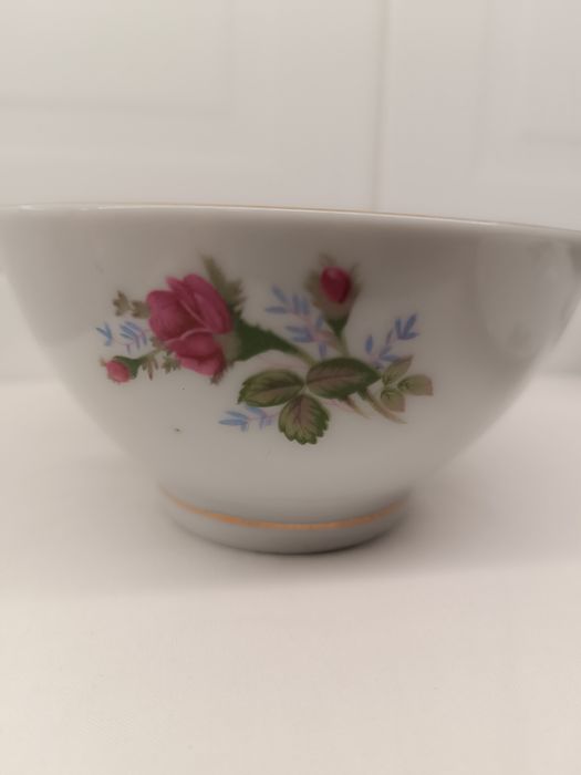 Conjunto Porcelana Antigo. Chávena, Pires e Tigela