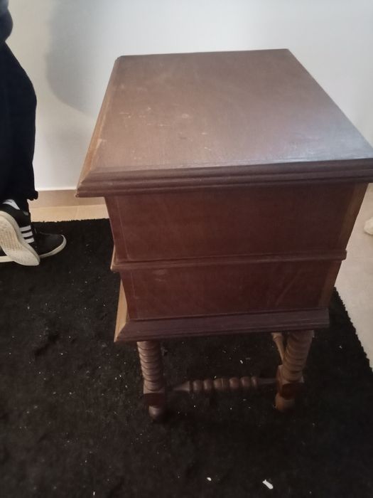 Mesa de cabeceira mogno