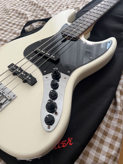 Baixo Marcus Miller Sire V3