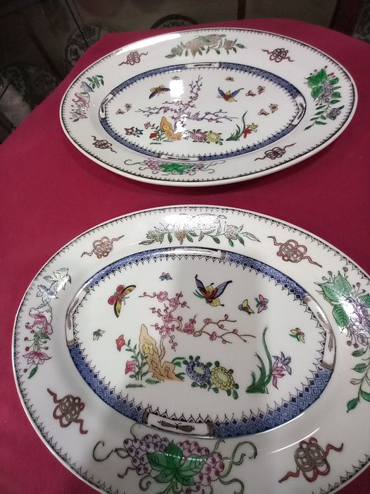 Porcelana  duas  travessas