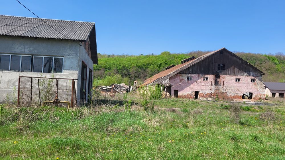 Продається комерційна ділянка з будівлями