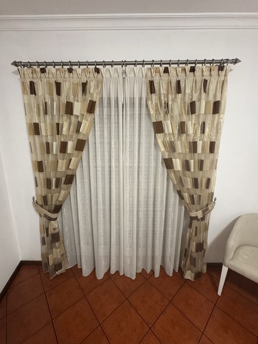 Vendo conjunto de cortinados completos com varões.