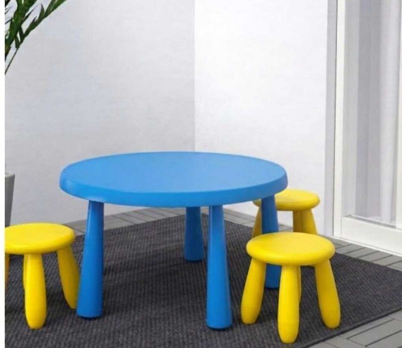 Комплект дитячих меблів IKEA MAMMUT: новий стіл синій 85 см і три жовті табурети