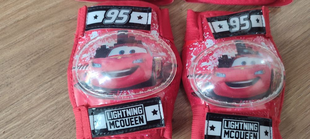 JAK NOWE Ochraniacze xxs Zygzak McQueen do 25kg