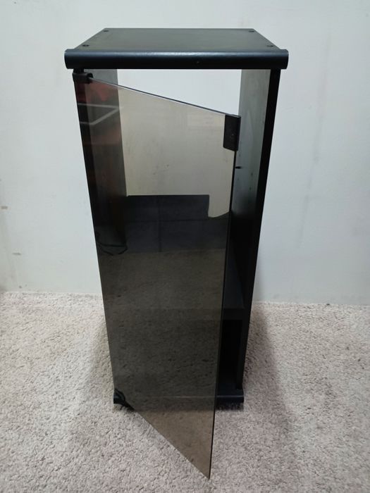 Móvel c/ rodas em madeira e porta em vidro p aparelhagem, medidas: fre