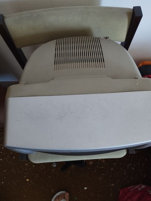 Televisão antiga a funcionar com TDT