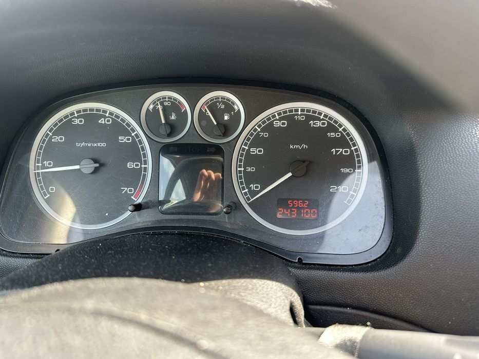 Peugeot 307 à venda, ano 2001, em bom estado, totalmente revisado.