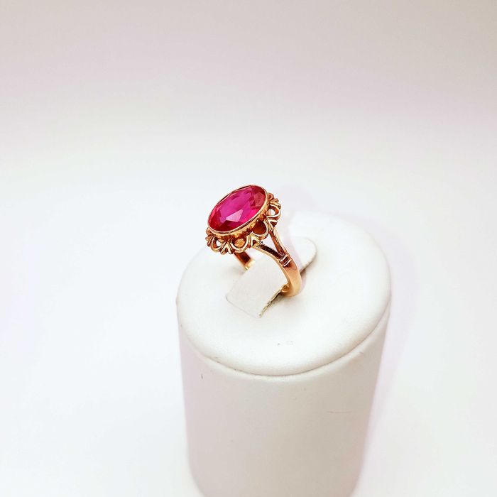 Złoty pierścionek pr. 585 - z czerwonym kryształem 3,92g. | r. 10