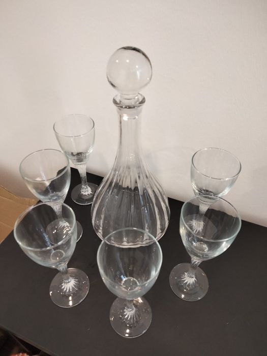 Garrafa de licor com copos